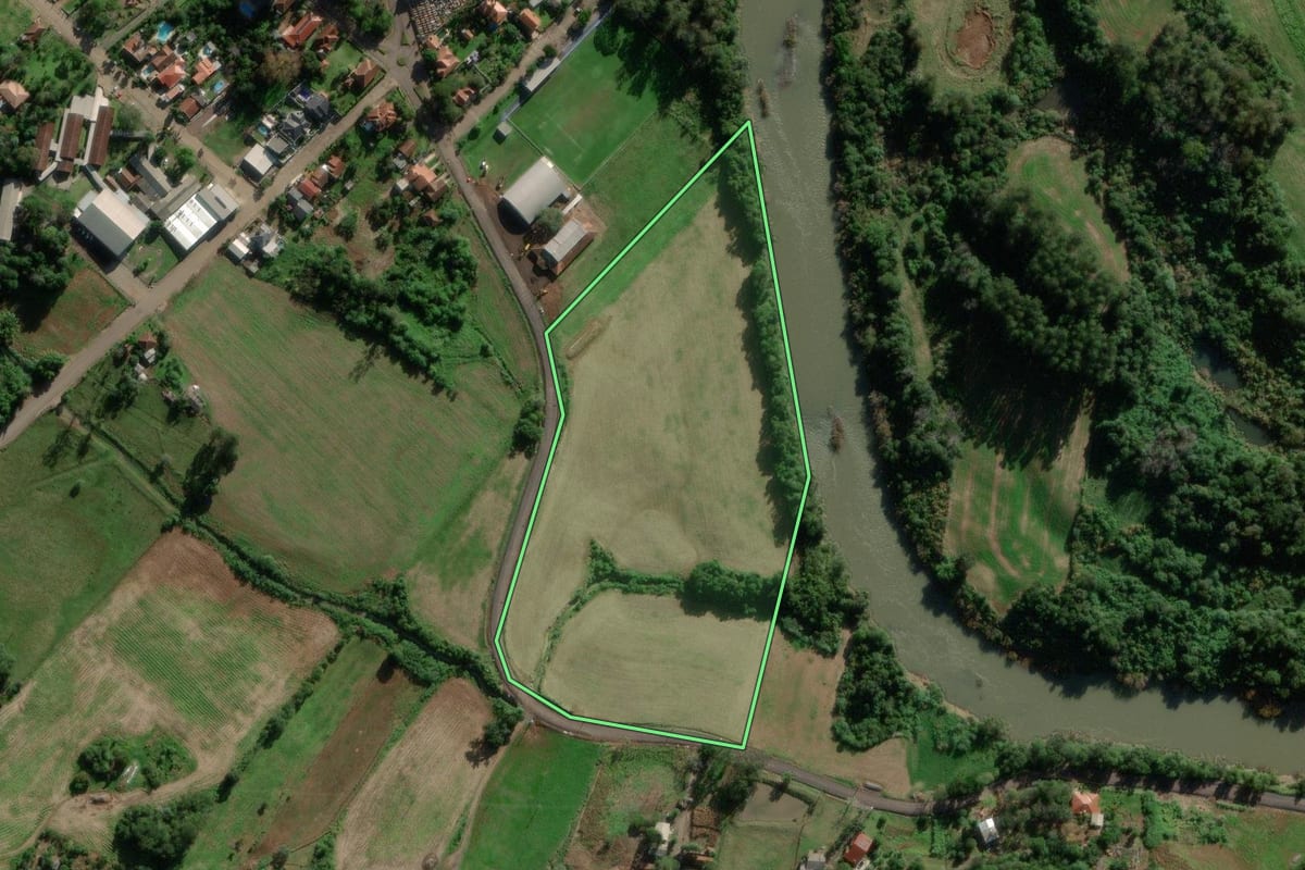 Imagem de satélite do imóvel rural em Marques de Souza (RS), com o contorno declarado no CAR desenhado por cima.