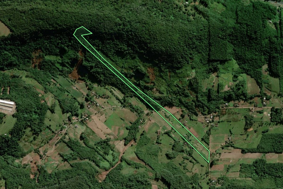 Imagem de satélite do imóvel rural em Marques de Souza (RS), com o contorno declarado no CAR desenhado por cima.