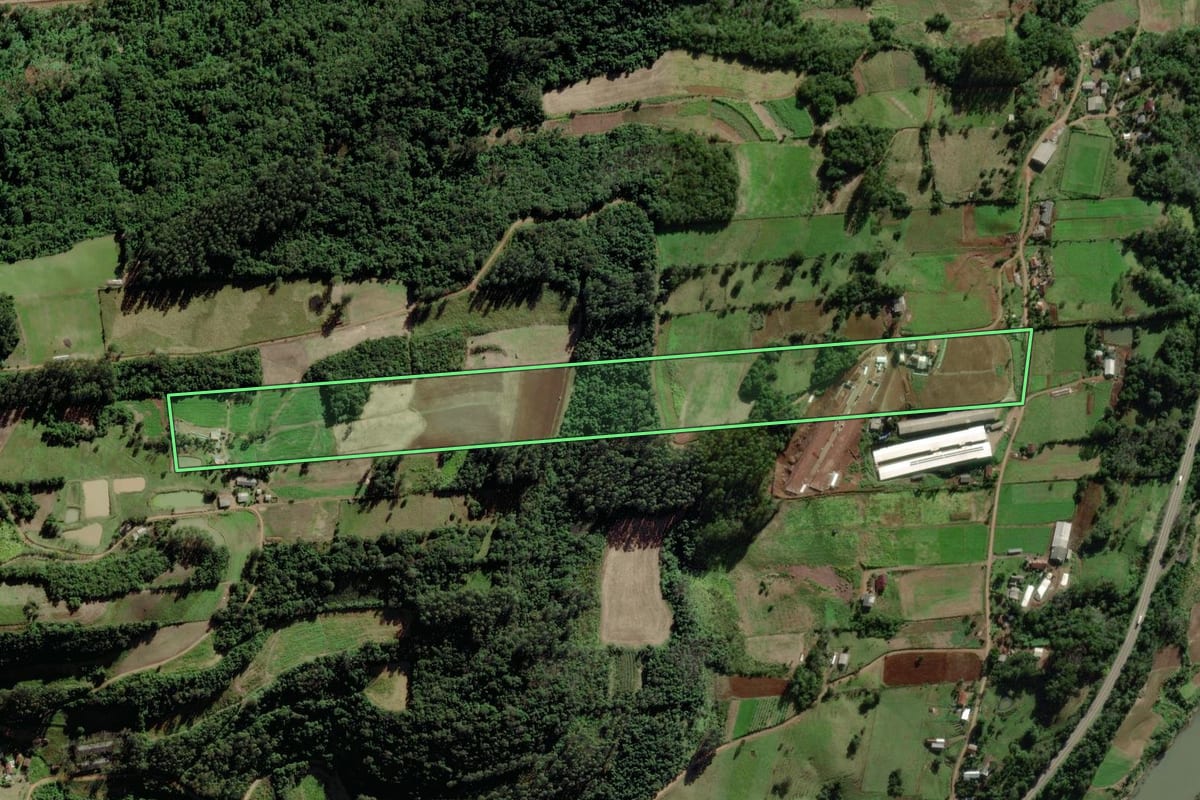 Imagem de satélite do imóvel rural em Marques de Souza (RS), com o contorno declarado no CAR desenhado por cima.