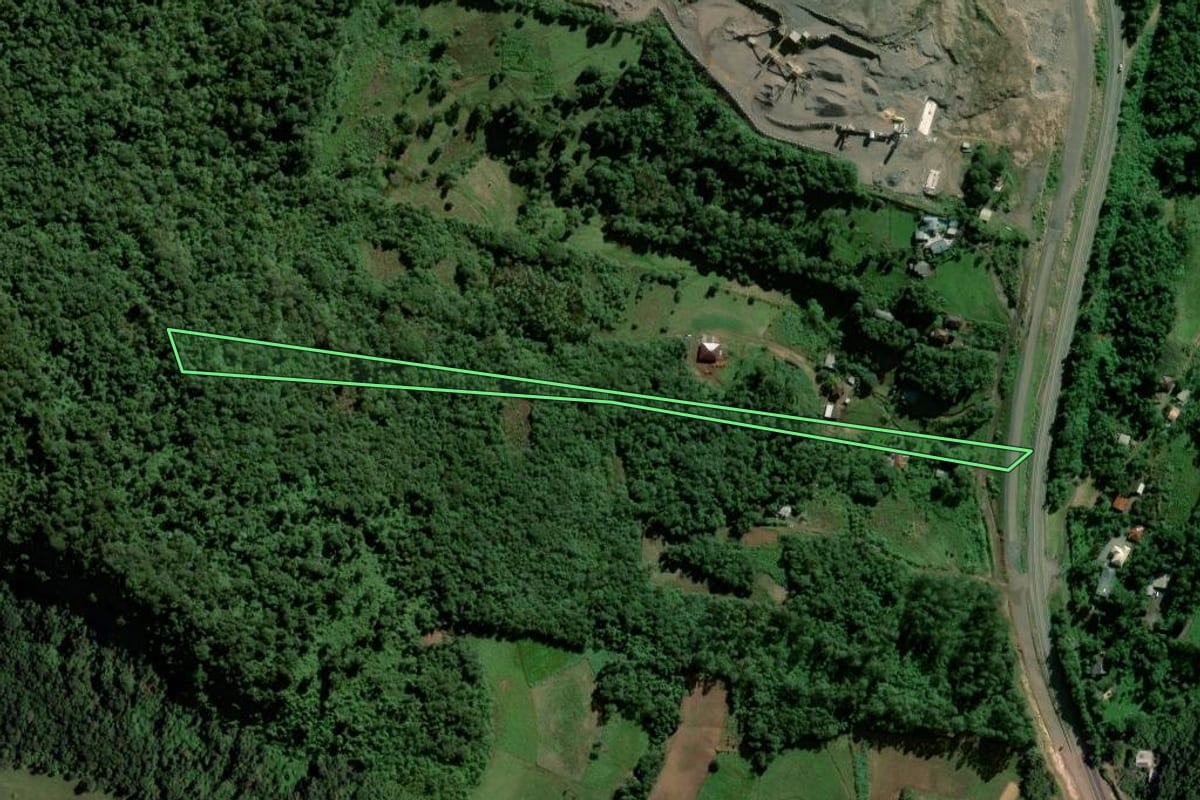Imagem de satélite do imóvel rural em Marques de Souza (RS), com o contorno declarado no CAR desenhado por cima.