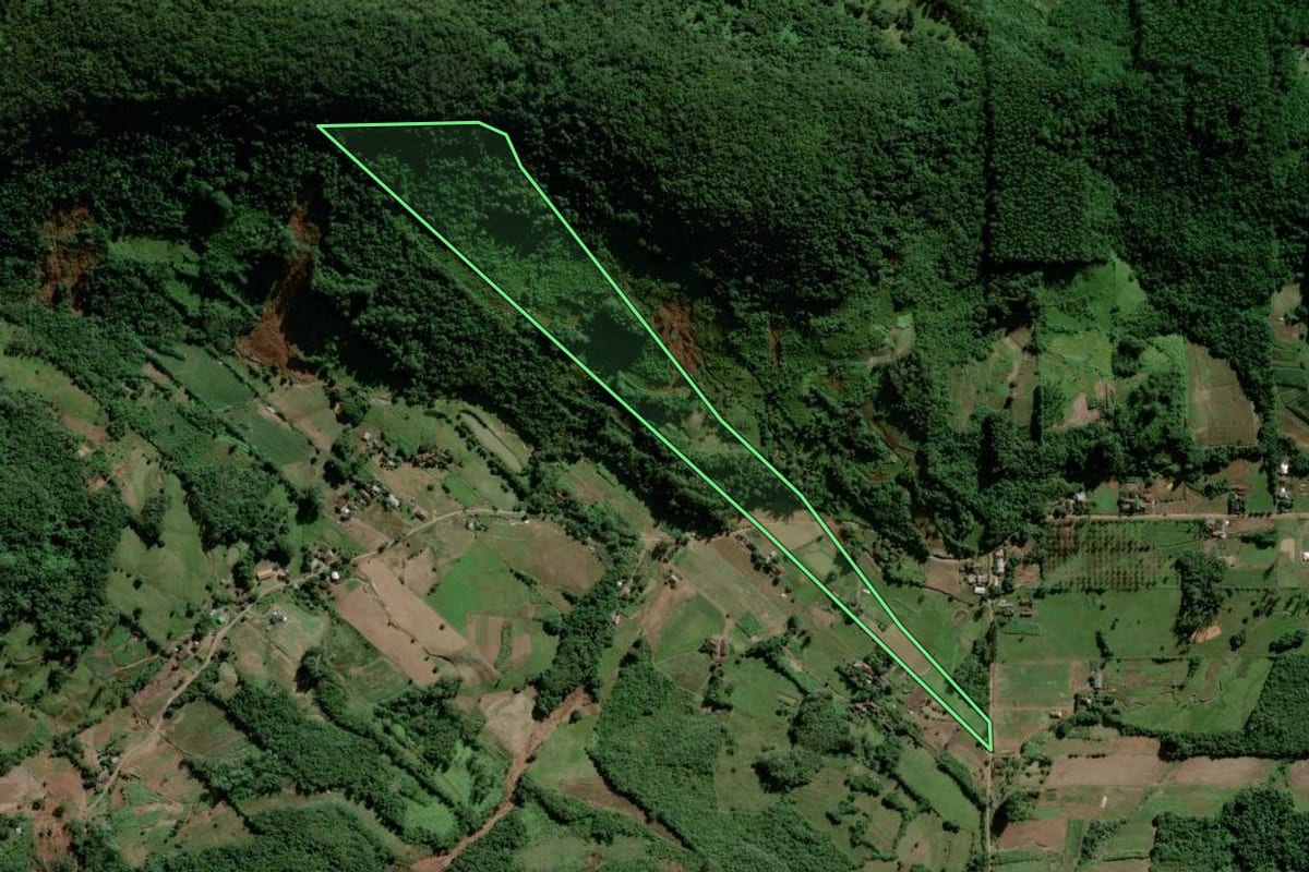 Imagem de satélite do imóvel rural em Marques de Souza (RS), com o contorno declarado no CAR desenhado por cima.