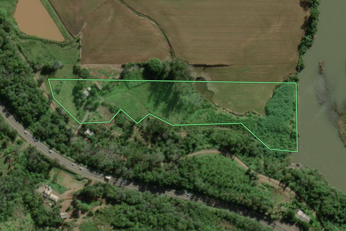 Imagem de satélite do imóvel rural em Marques de Souza (RS), com o contorno declarado no CAR desenhado por cima.