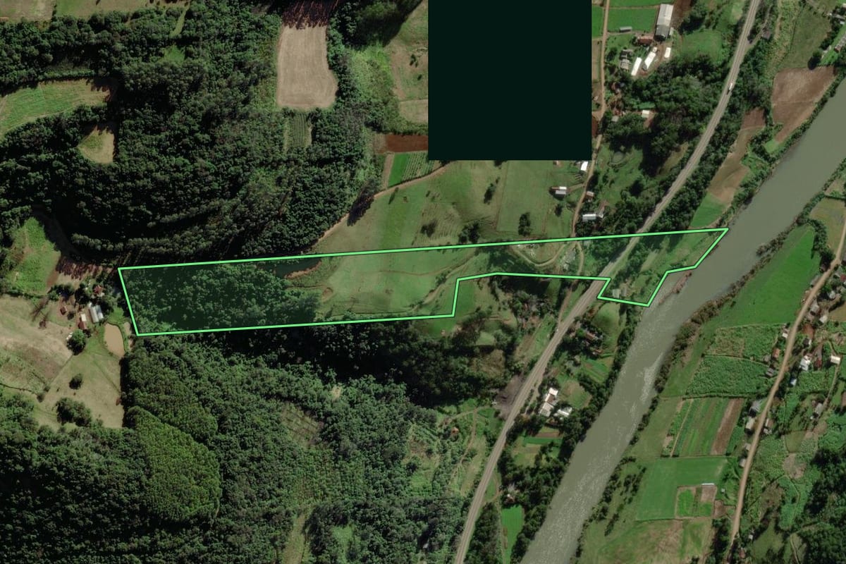Imagem de satélite do imóvel rural em Marques de Souza (RS), com o contorno declarado no CAR desenhado por cima.