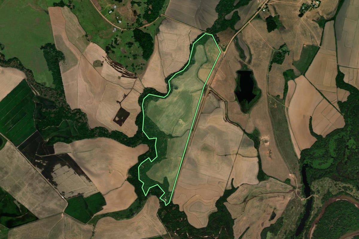 Imagem de satélite do imóvel rural em Mata (RS), com o contorno declarado no CAR desenhado por cima.