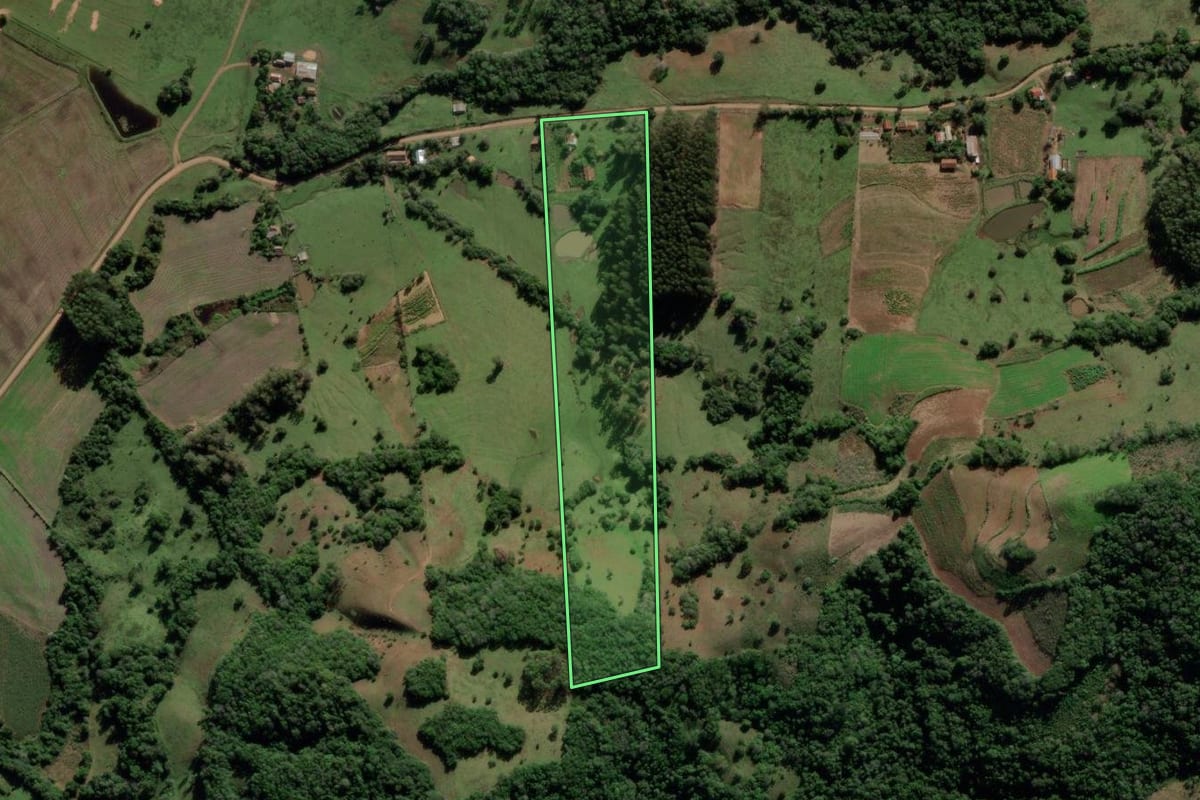 Imagem de satélite do imóvel rural em Mata (RS), com o contorno declarado no CAR desenhado por cima.