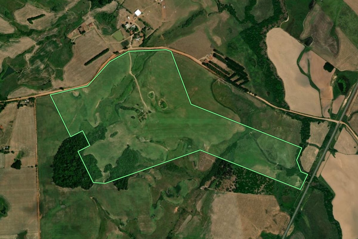 Imagem de satélite do imóvel rural em Mata (RS), com o contorno declarado no CAR desenhado por cima.
