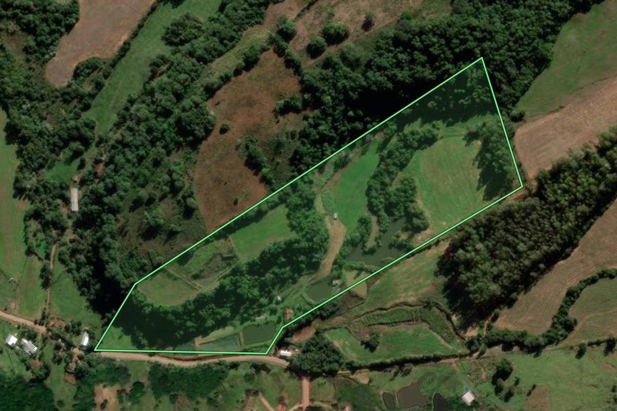 Imagem de satélite do imóvel rural em Mata (RS), com o contorno declarado no CAR desenhado por cima.