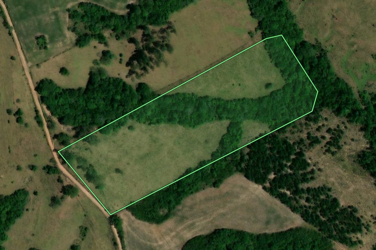 Imagem de satélite do imóvel rural em Mata (RS), com o contorno declarado no CAR desenhado por cima.