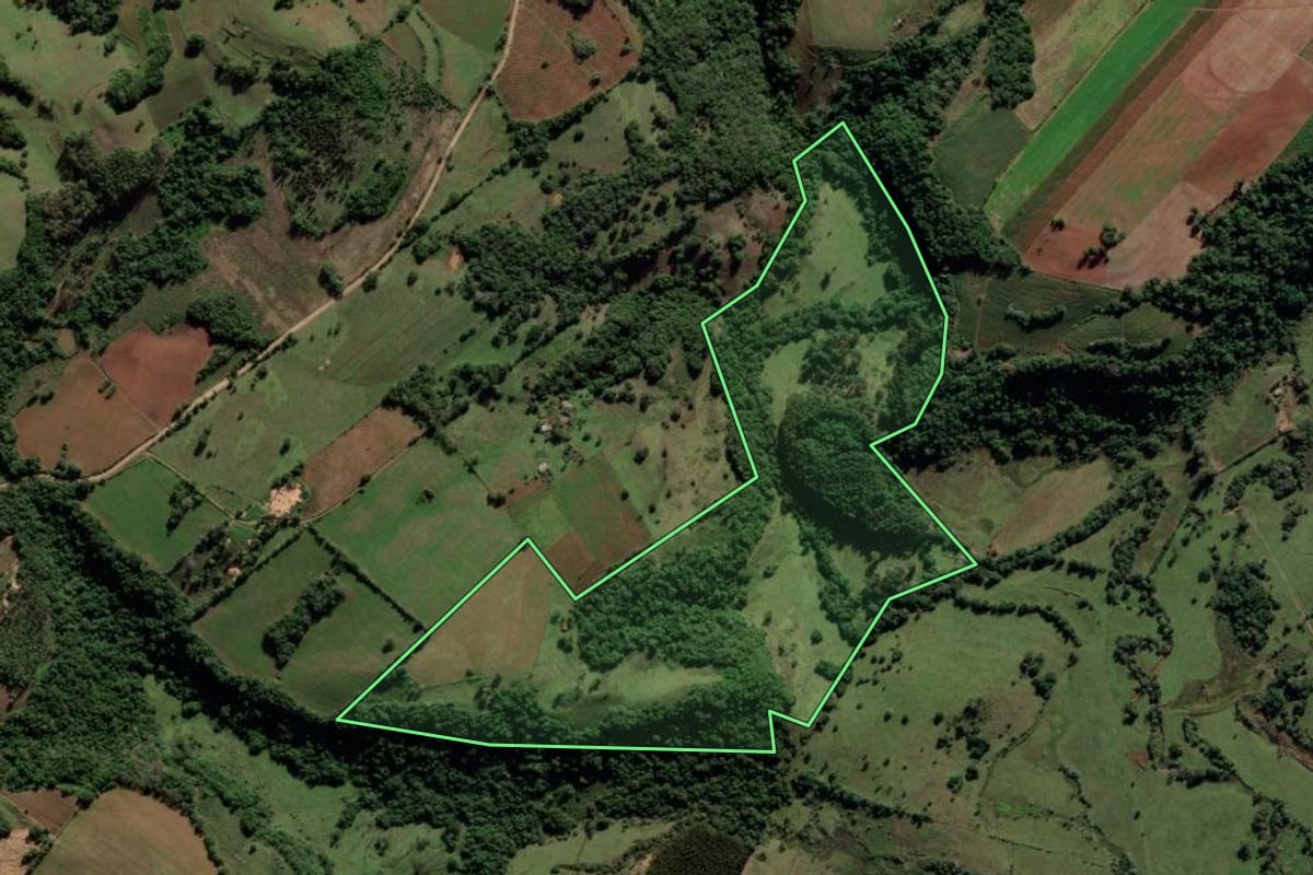 Imagem de satélite do imóvel rural em Mata (RS), com o contorno declarado no CAR desenhado por cima.