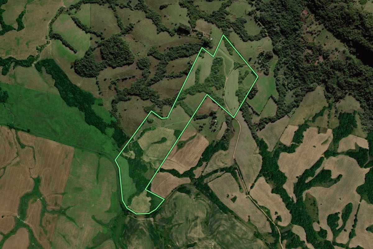 Imagem de satélite do imóvel rural em Mata (RS), com o contorno declarado no CAR desenhado por cima.