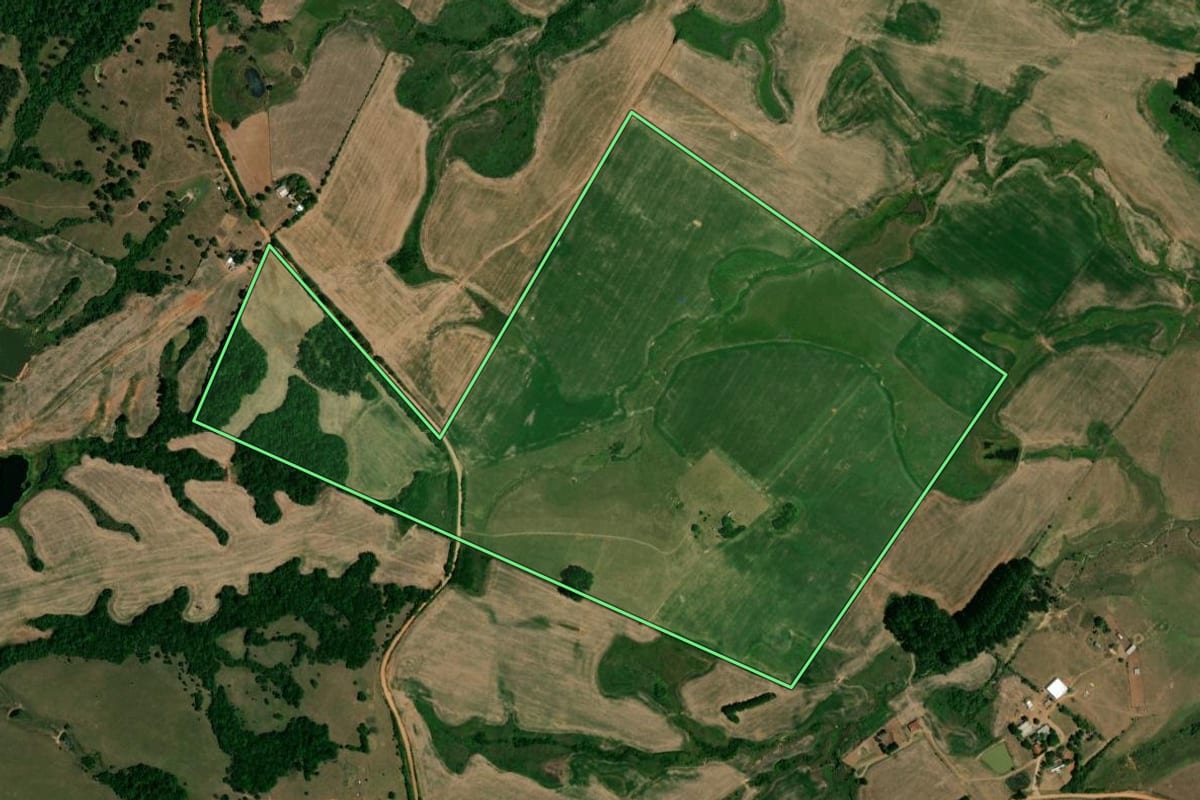 Imagem de satélite do imóvel rural em Mata (RS), com o contorno declarado no CAR desenhado por cima.
