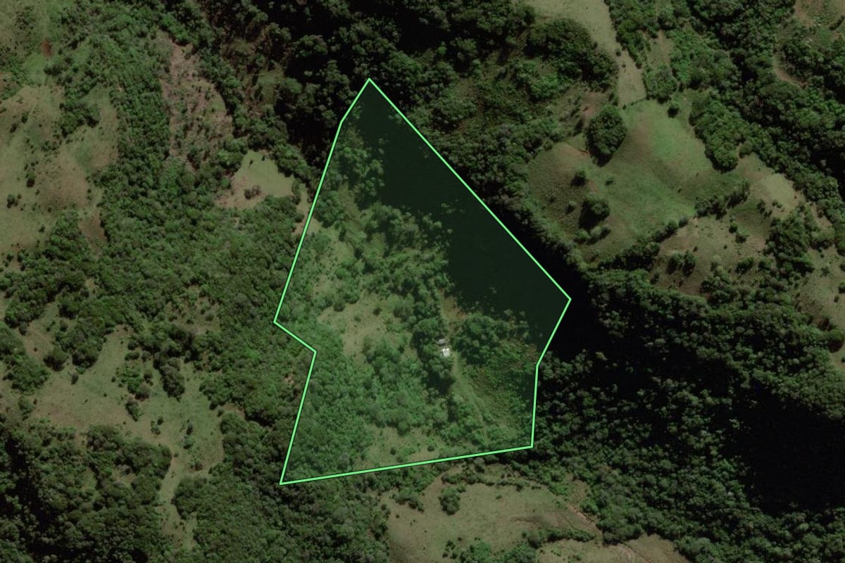 Imagem de satélite do imóvel rural em Mata (RS), com o contorno declarado no CAR desenhado por cima.