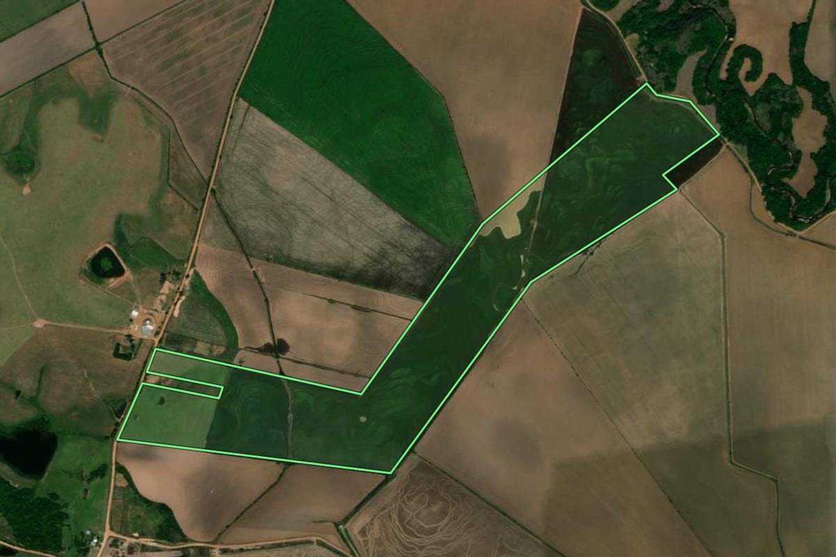 Imagem de satélite do imóvel rural em Mata (RS), com o contorno declarado no CAR desenhado por cima.