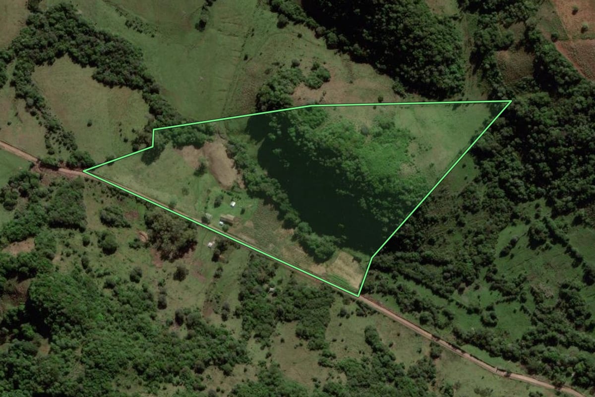 Imagem de satélite do imóvel rural em Mata (RS), com o contorno declarado no CAR desenhado por cima.