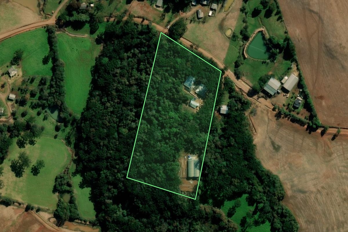 Imagem de satélite do imóvel rural em Mato Castelhano (RS), com o contorno declarado no CAR desenhado por cima.