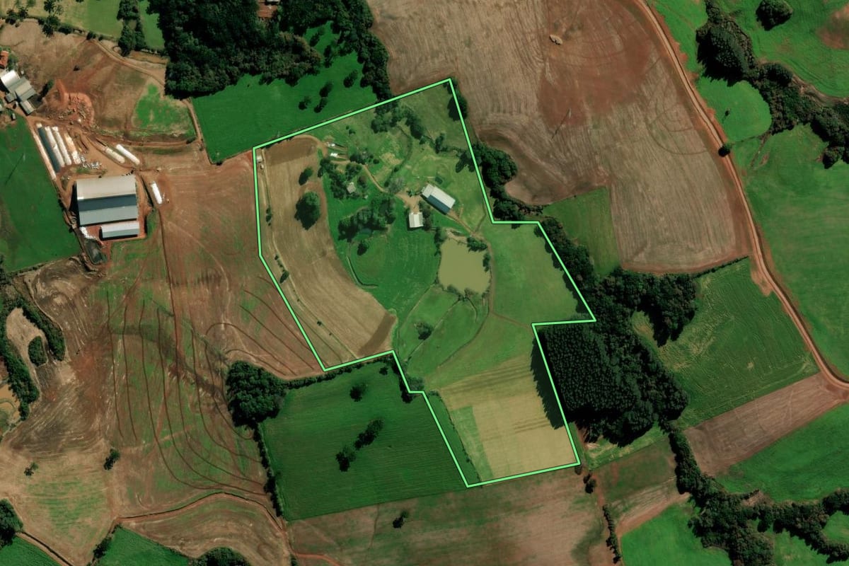 Imagem de satélite do imóvel rural em Mato Castelhano (RS), com o contorno declarado no CAR desenhado por cima.