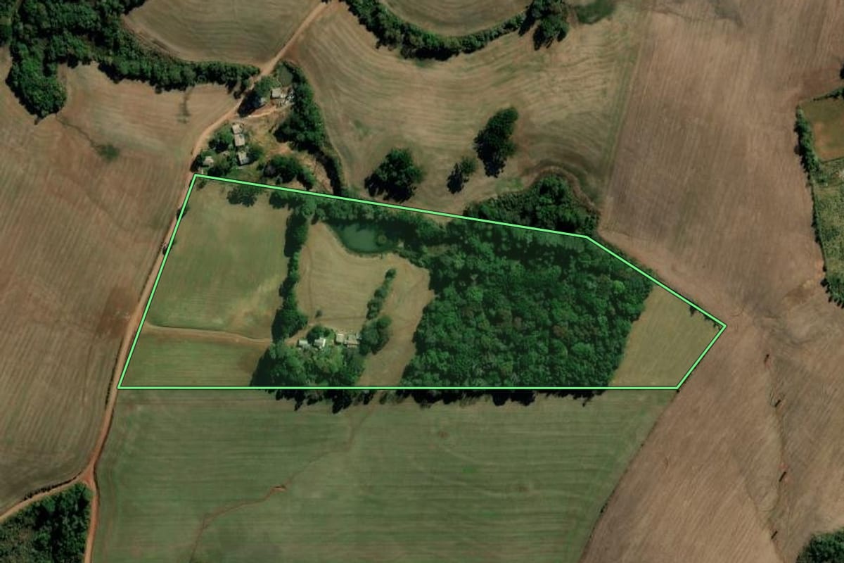 Imagem de satélite do imóvel rural em Mato Castelhano (RS), com o contorno declarado no CAR desenhado por cima.