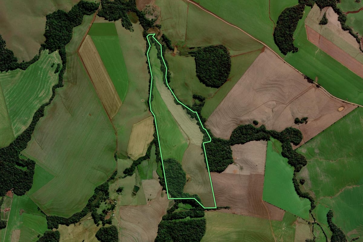 Imagem de satélite do imóvel rural em Mato Castelhano (RS), com o contorno declarado no CAR desenhado por cima.