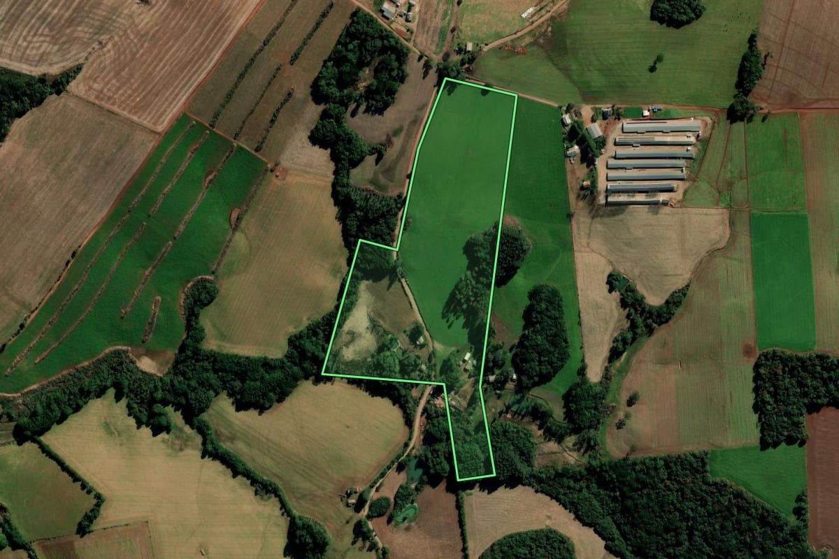 Imagem de satélite do imóvel rural em Mato Castelhano (RS), com o contorno declarado no CAR desenhado por cima.