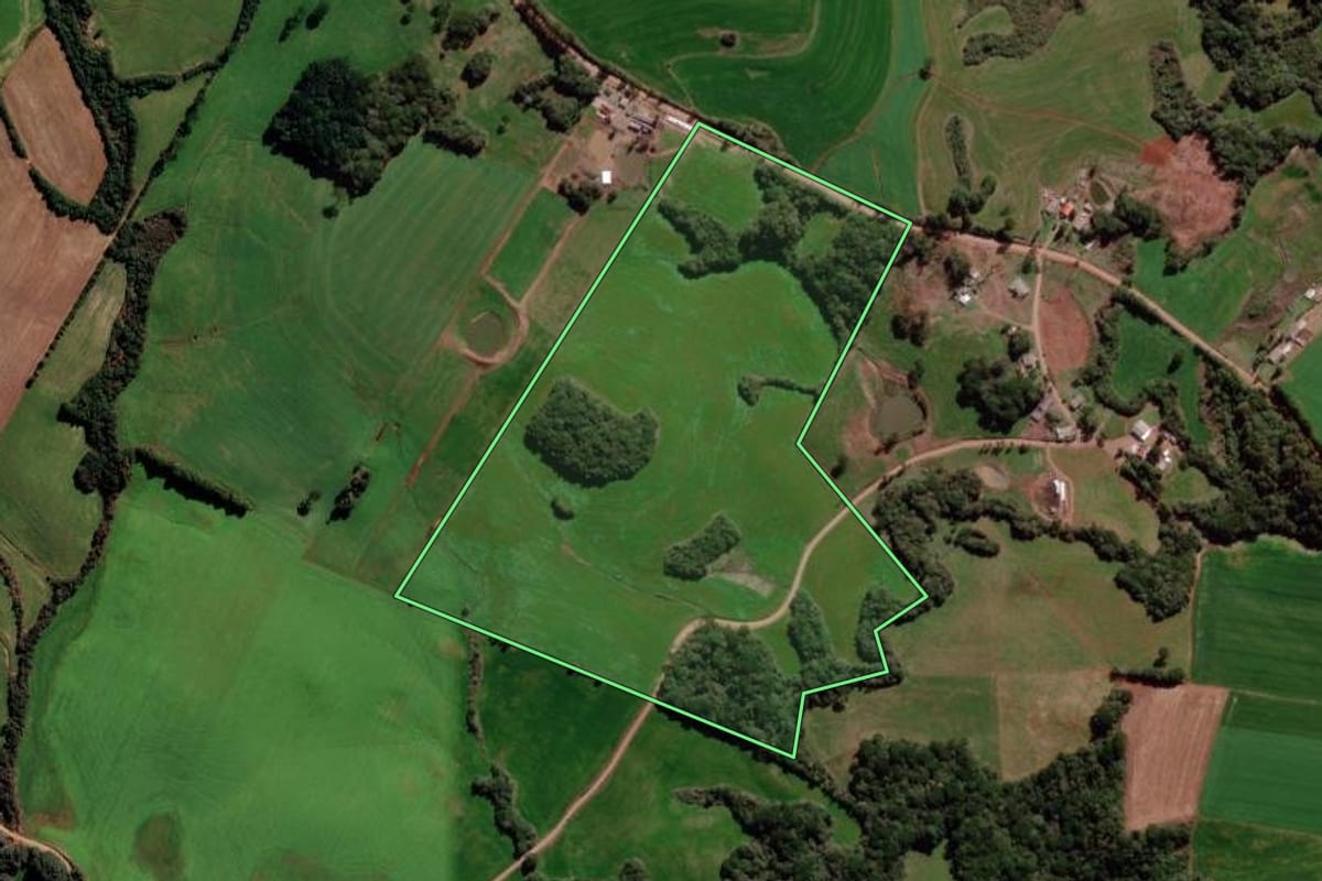 Imagem de satélite do imóvel rural em Mato Castelhano (RS), com o contorno declarado no CAR desenhado por cima.