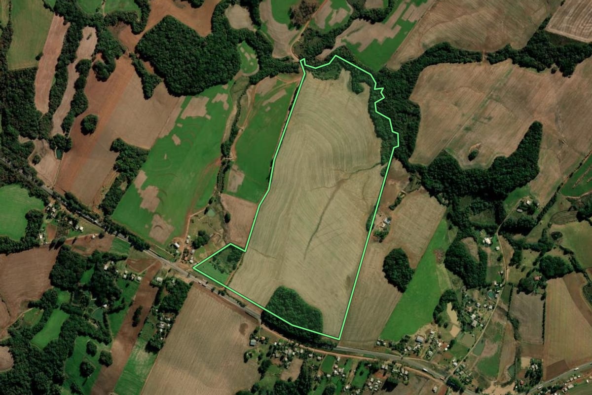 Imagem de satélite do imóvel rural em Mato Castelhano (RS), com o contorno declarado no CAR desenhado por cima.