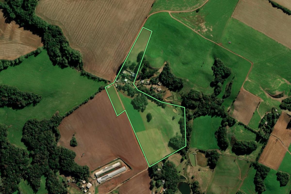 Imagem de satélite do imóvel rural em Mato Castelhano (RS), com o contorno declarado no CAR desenhado por cima.