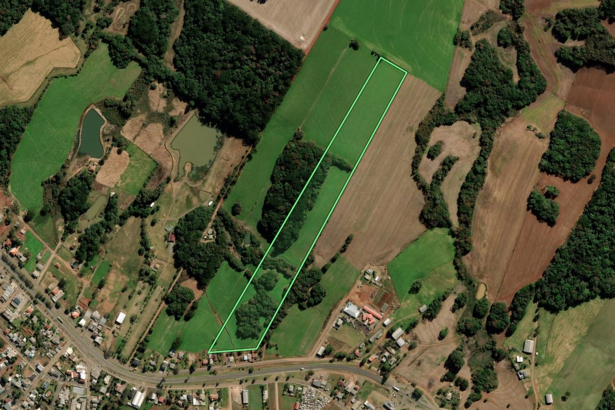 Imagem de satélite do imóvel rural em Mato Castelhano (RS), com o contorno declarado no CAR desenhado por cima.
