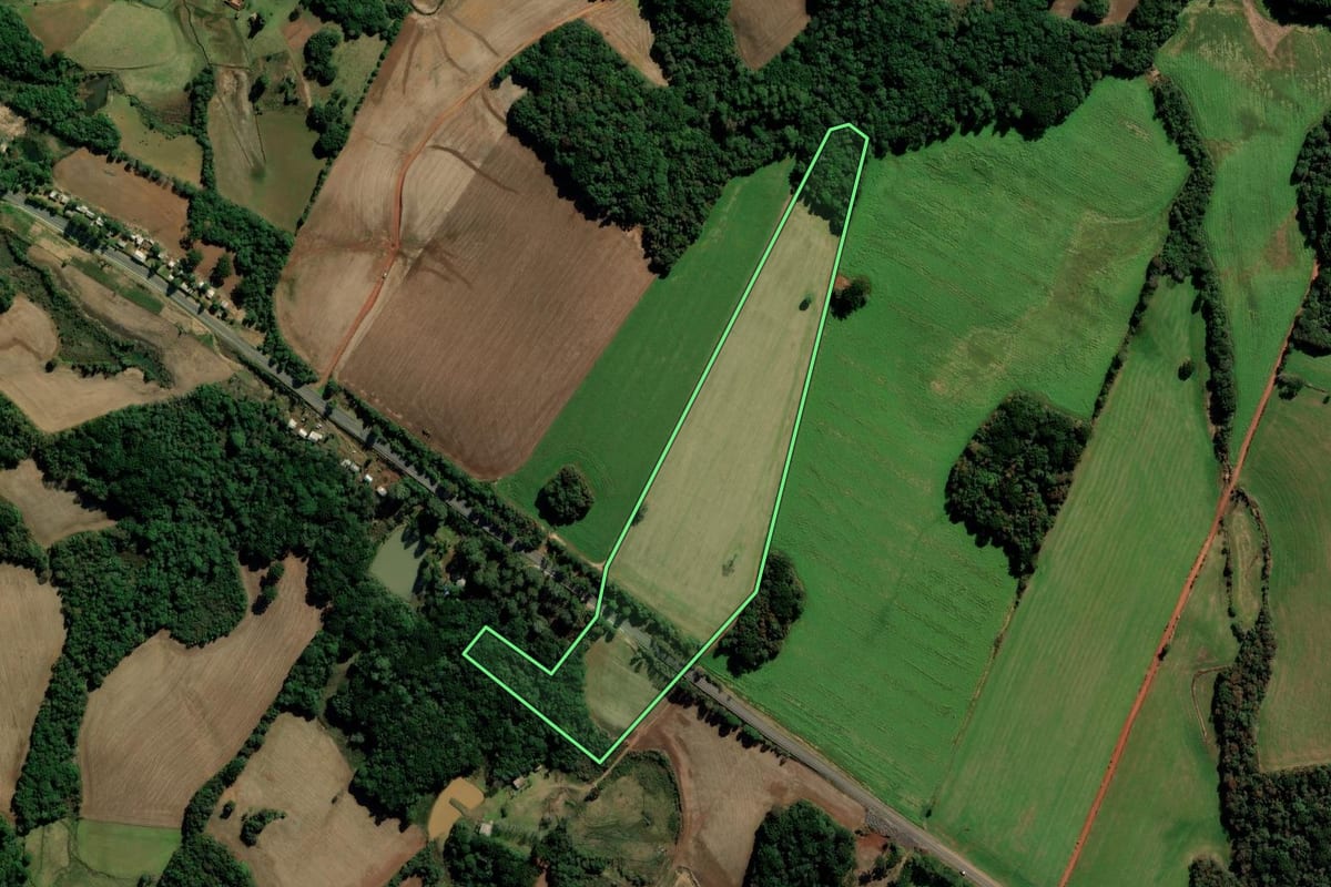 Imagem de satélite do imóvel rural em Mato Castelhano (RS), com o contorno declarado no CAR desenhado por cima.