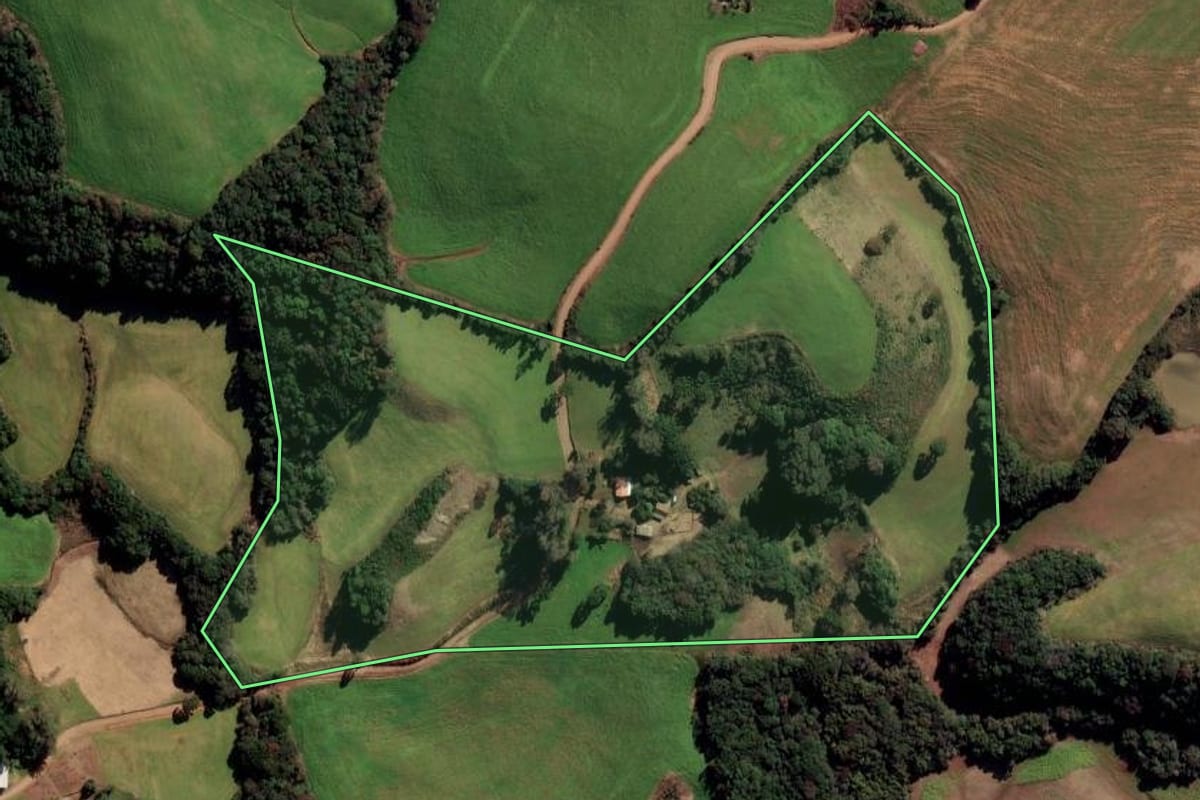 Imagem de satélite do imóvel rural em Mato Castelhano (RS), com o contorno declarado no CAR desenhado por cima.