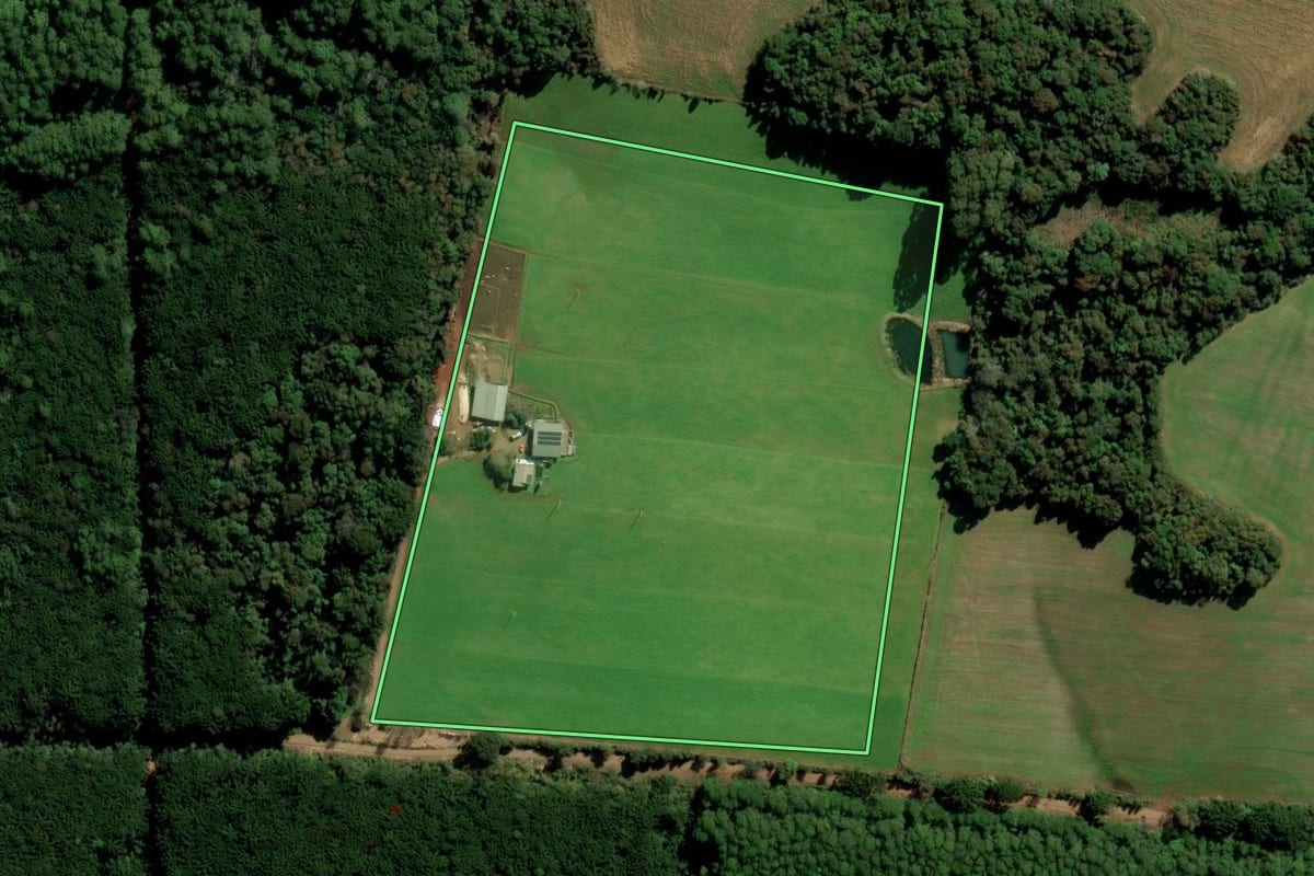 Imagem de satélite do imóvel rural em Mato Castelhano (RS), com o contorno declarado no CAR desenhado por cima.