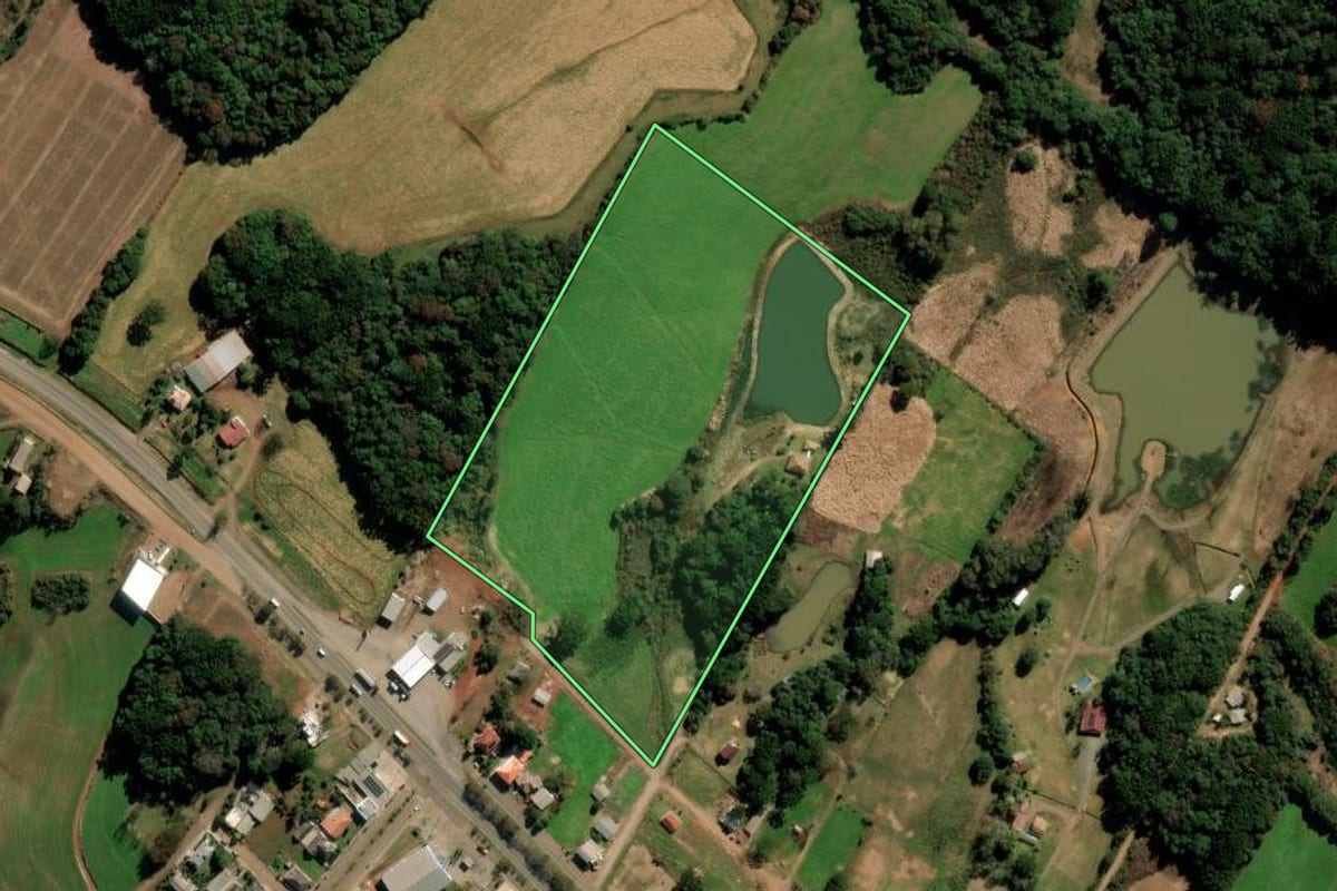 Imagem de satélite do imóvel rural em Mato Castelhano (RS), com o contorno declarado no CAR desenhado por cima.