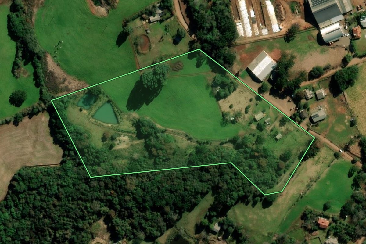 Imagem de satélite do imóvel rural em Mato Castelhano (RS), com o contorno declarado no CAR desenhado por cima.