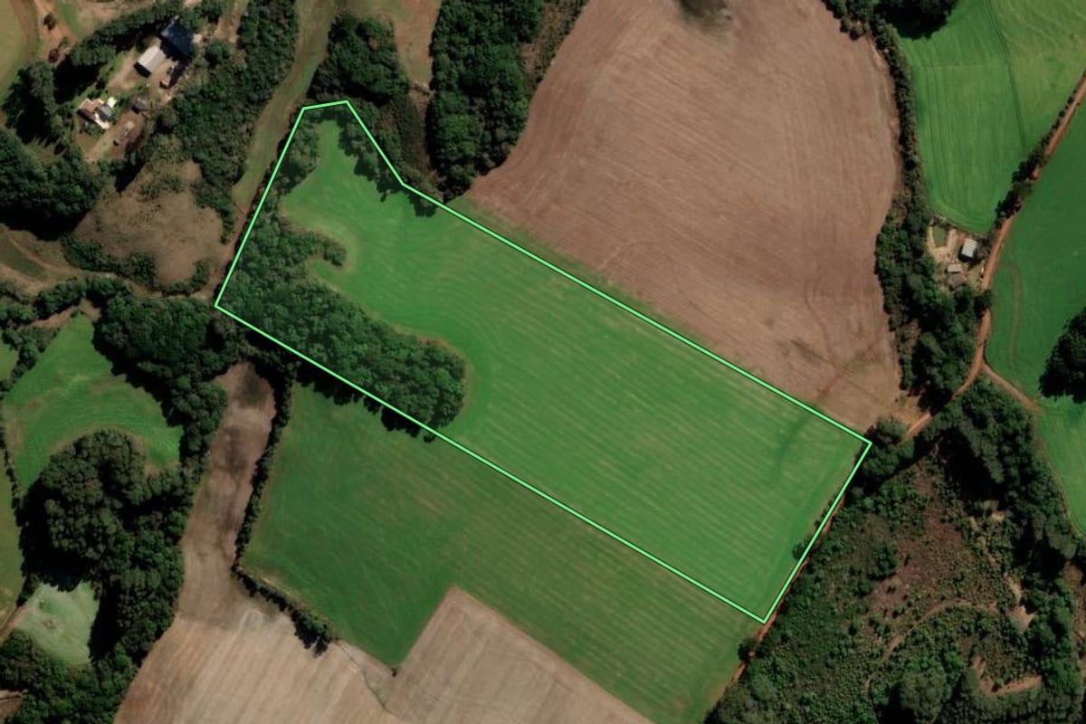 Imagem de satélite do imóvel rural em Mato Castelhano (RS), com o contorno declarado no CAR desenhado por cima.