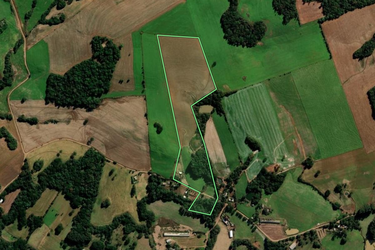 Imagem de satélite do imóvel rural em Mato Castelhano (RS), com o contorno declarado no CAR desenhado por cima.