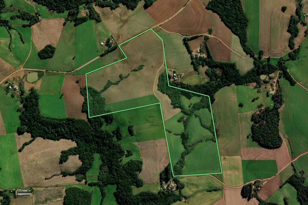 Imagem de satélite do imóvel rural em Mato Castelhano (RS), com o contorno declarado no CAR desenhado por cima.