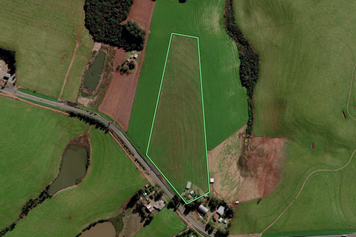 Imagem de satélite do imóvel rural em Mato Castelhano (RS), com o contorno declarado no CAR desenhado por cima.