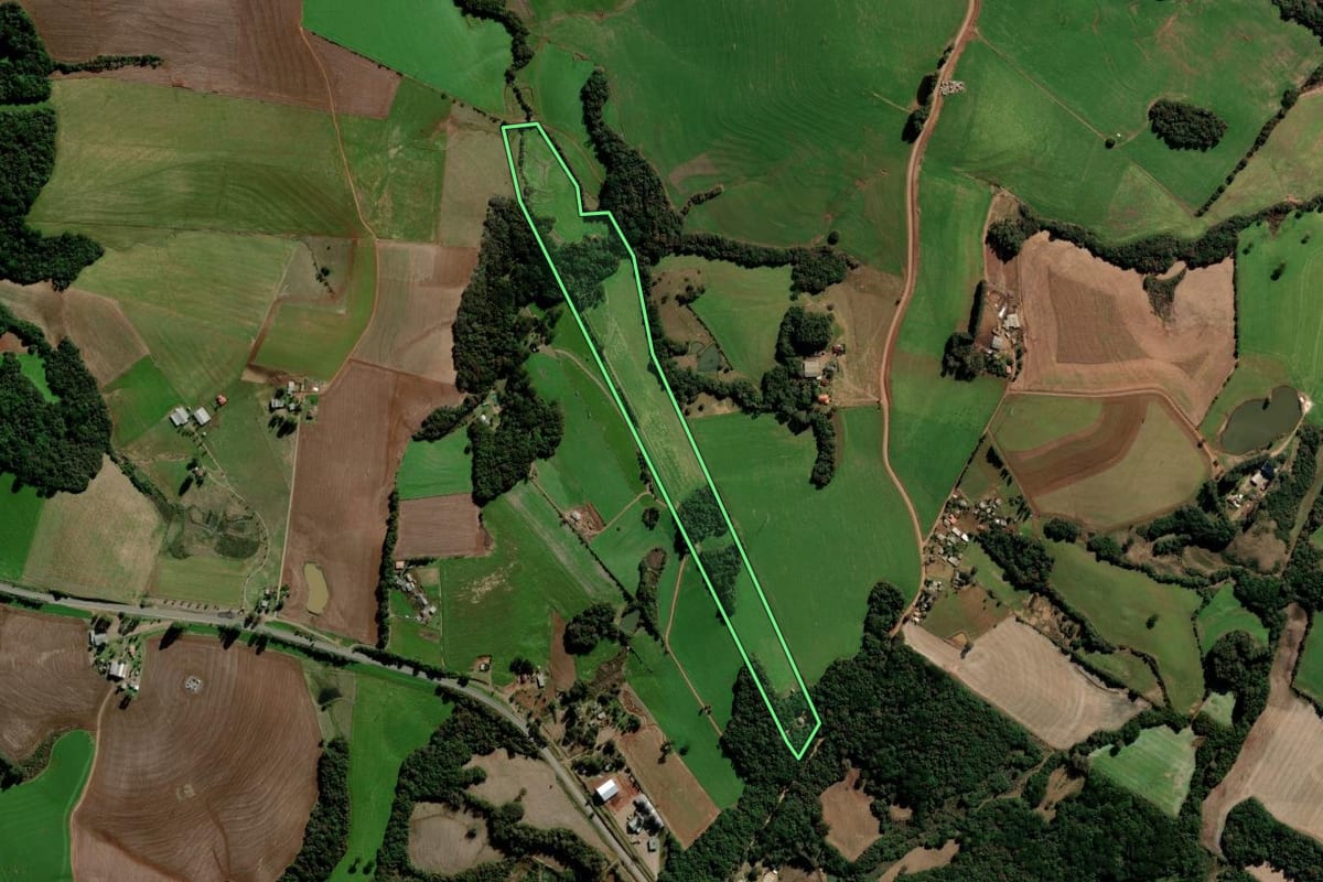 Imagem de satélite do imóvel rural em Mato Castelhano (RS), com o contorno declarado no CAR desenhado por cima.