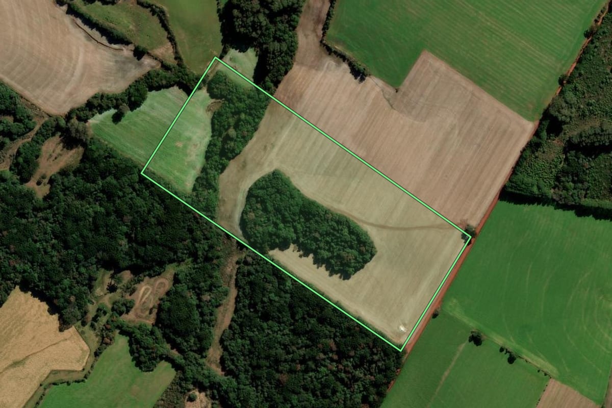 Imagem de satélite do imóvel rural em Mato Castelhano (RS), com o contorno declarado no CAR desenhado por cima.