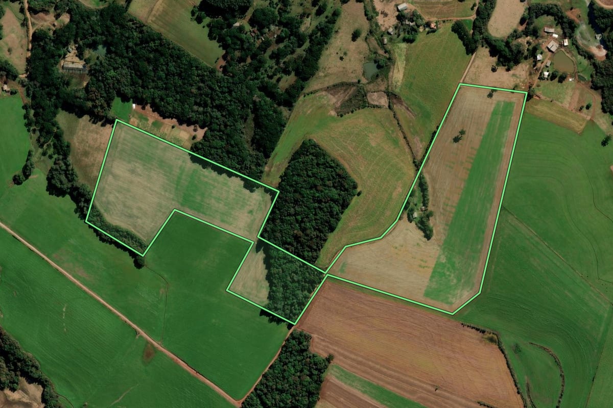 Imagem de satélite do imóvel rural em Mato Castelhano (RS), com o contorno declarado no CAR desenhado por cima.