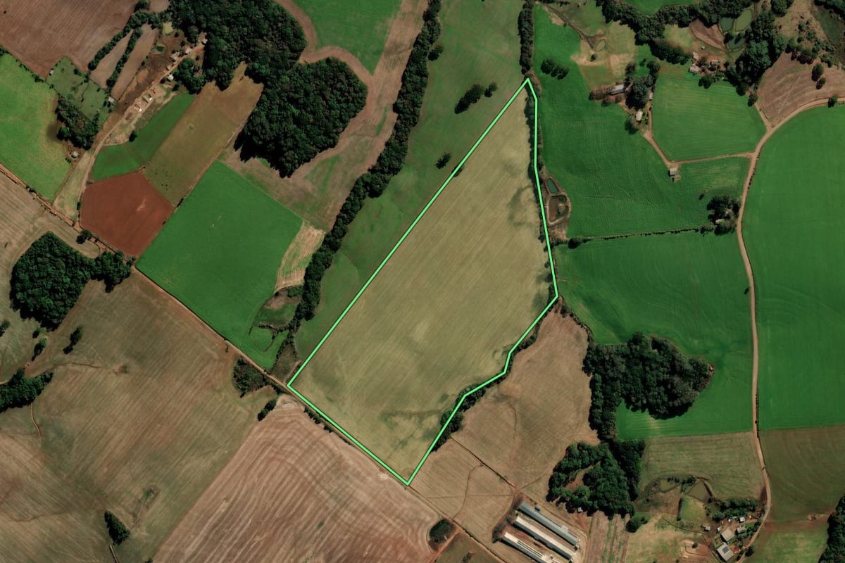 Imagem de satélite do imóvel rural em Mato Castelhano (RS), com o contorno declarado no CAR desenhado por cima.
