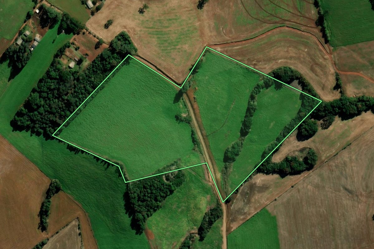 Imagem de satélite do imóvel rural em Mato Castelhano (RS), com o contorno declarado no CAR desenhado por cima.