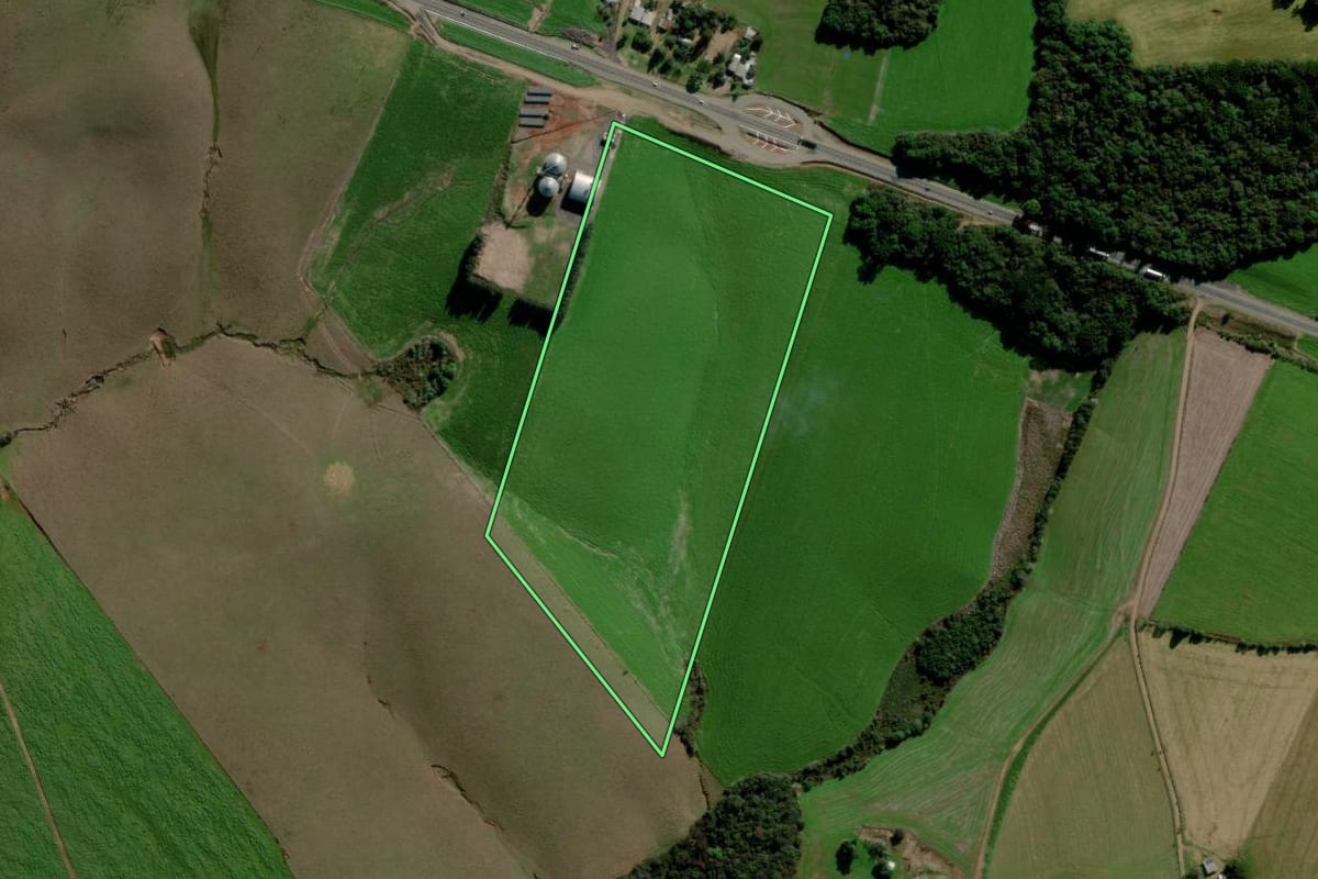 Imagem de satélite do imóvel rural em Mato Castelhano (RS), com o contorno declarado no CAR desenhado por cima.