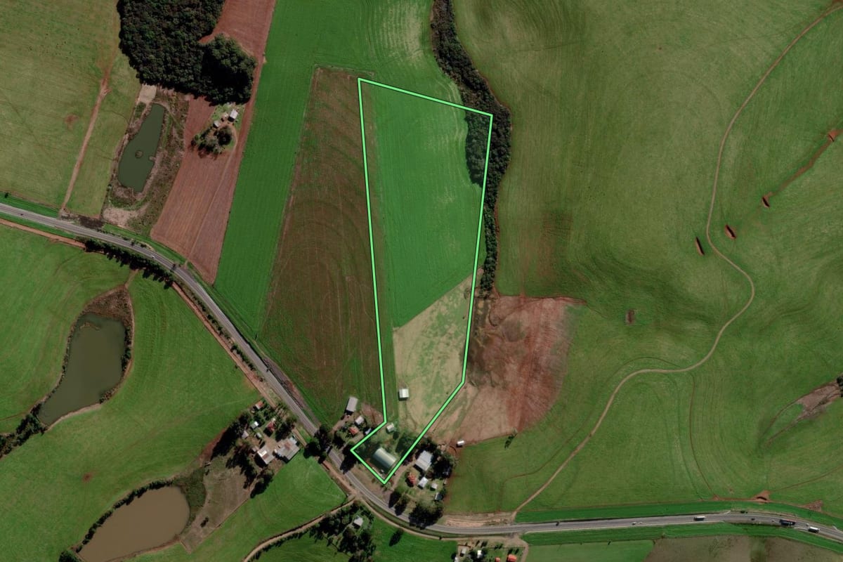 Imagem de satélite do imóvel rural em Mato Castelhano (RS), com o contorno declarado no CAR desenhado por cima.