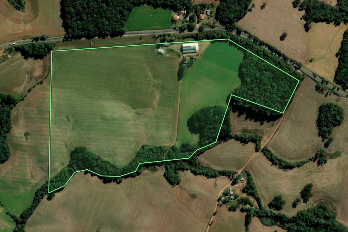 Imagem de satélite do imóvel rural em Mato Castelhano (RS), com o contorno declarado no CAR desenhado por cima.