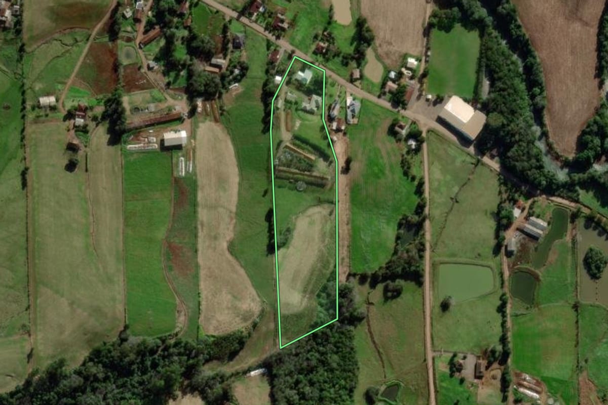 Imagem de satélite do imóvel rural em Mato Leitão (RS), com o contorno declarado no CAR desenhado por cima.