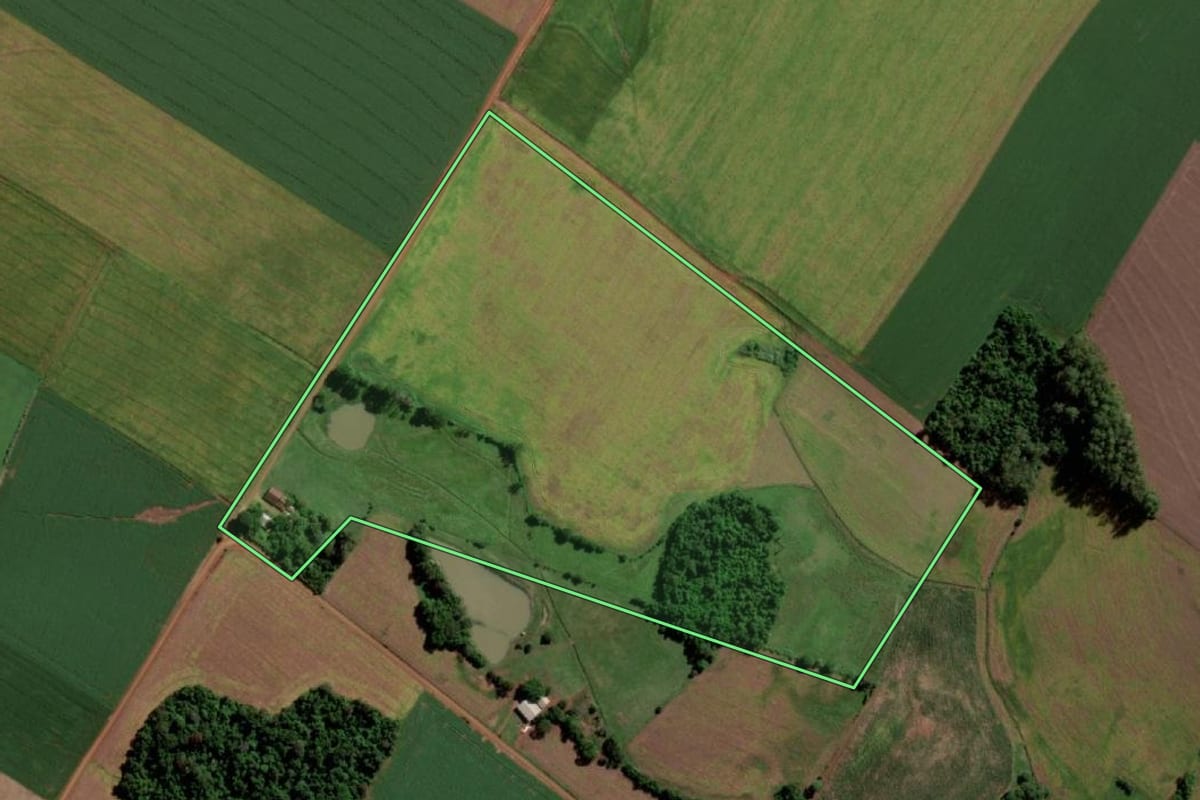 Imagem de satélite do imóvel rural em Mato Queimado (RS), com o contorno declarado no CAR desenhado por cima.