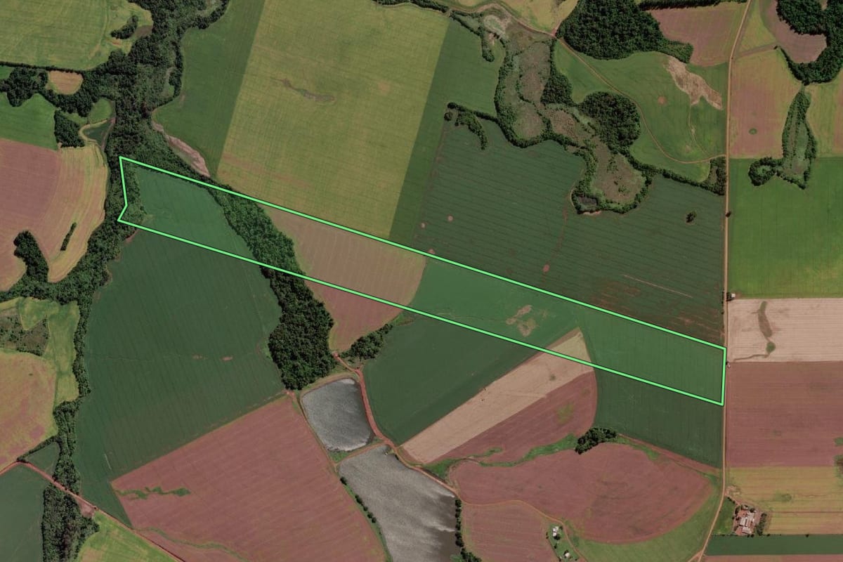 Imagem de satélite do imóvel rural em Mato Queimado (RS), com o contorno declarado no CAR desenhado por cima.