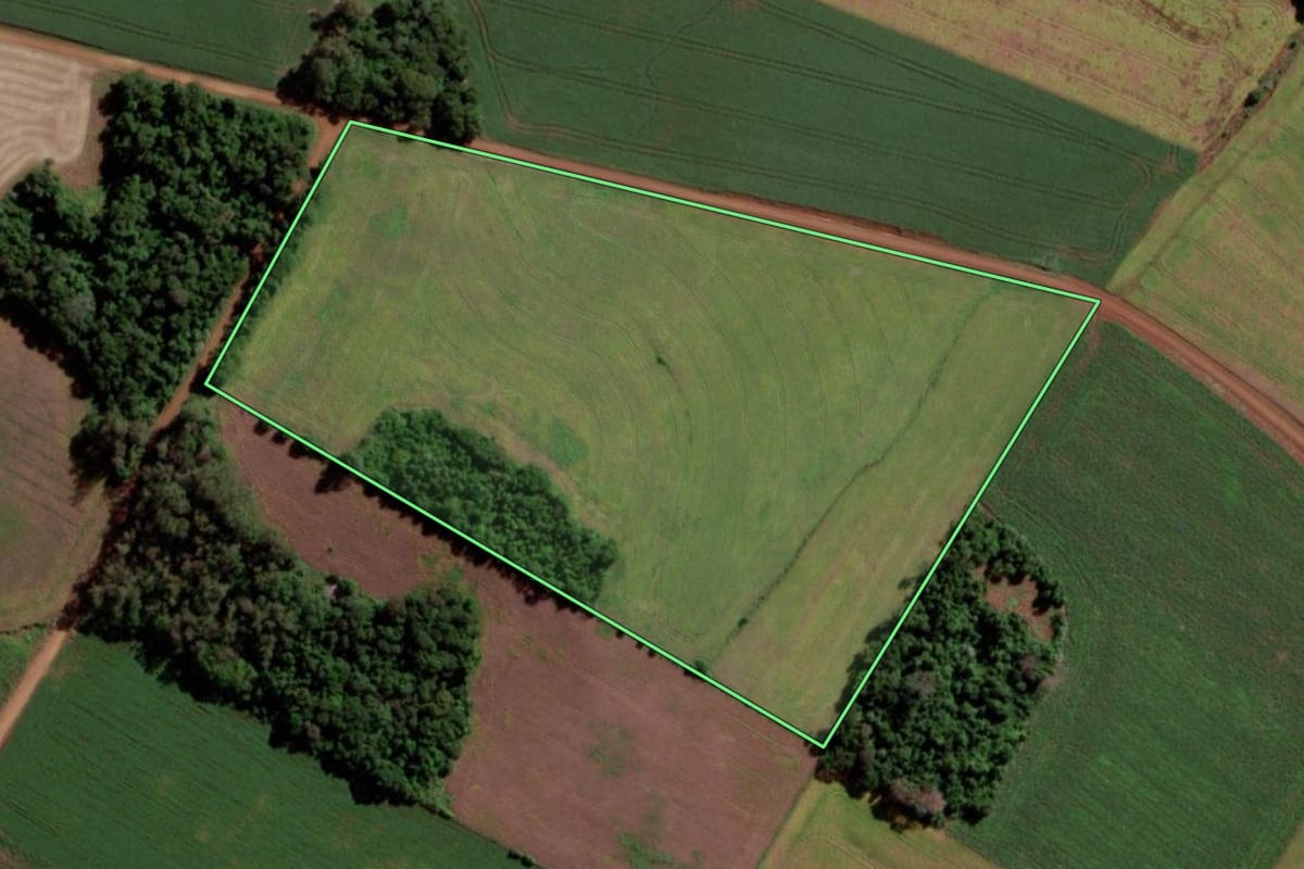 Imagem de satélite do imóvel rural em Mato Queimado (RS), com o contorno declarado no CAR desenhado por cima.