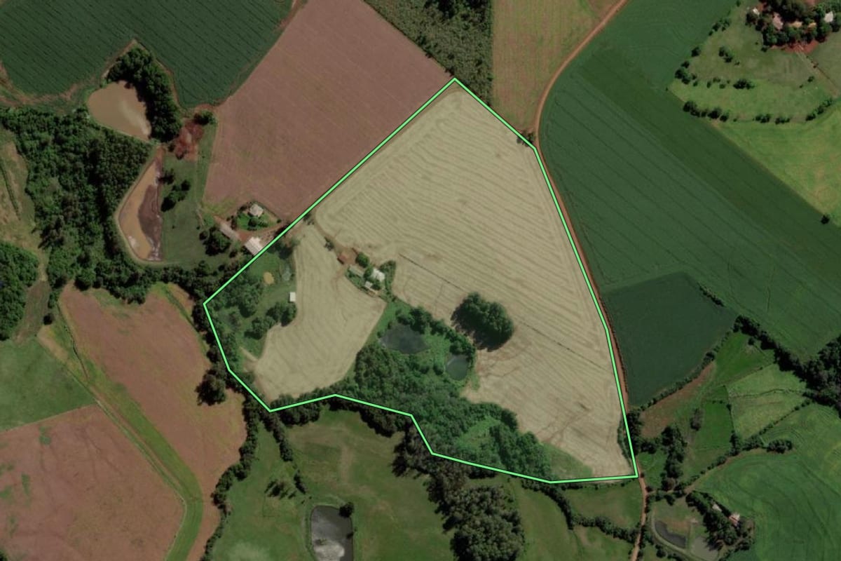 Imagem de satélite do imóvel rural em Mato Queimado (RS), com o contorno declarado no CAR desenhado por cima.