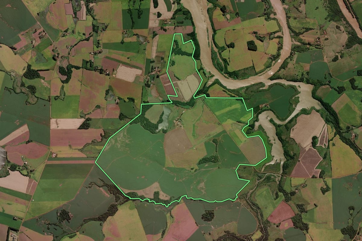 Imagem de satélite do imóvel rural em Mato Queimado (RS), com o contorno declarado no CAR desenhado por cima.